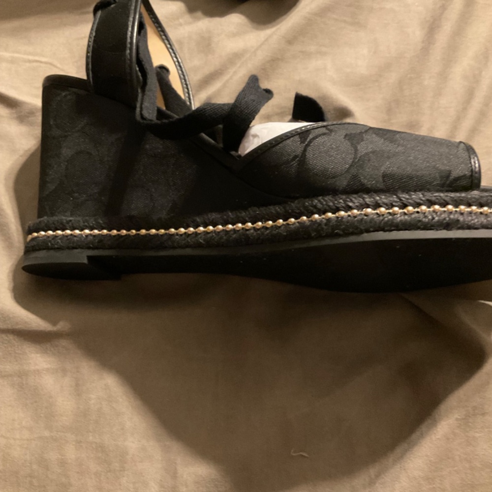 Black with gold accents wedges - Picture 4 of 9